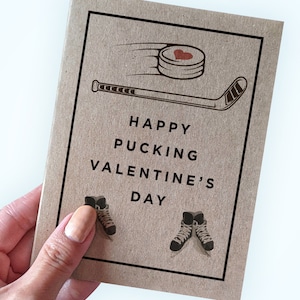 Carte de hockey pour la Saint-Valentin - Jeu de mots de hockey pour la Saint-Valentin - Happy Pucking Saint-Valentin - Carte pour mari - Carte pour petit ami - Respectueux de l'environnement