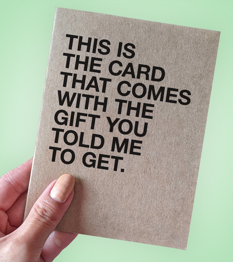 Może przedstawiać: Brązowa kartka z tekstem "THIS IS THE CARD THAT COMES WITH THE GIFT YOU TOLD ME TO GET."