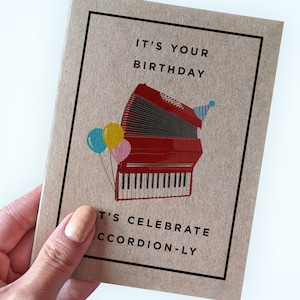 Carte d'anniversaire jeu de mots en accordéon - C'est votre anniversaire - Célébrons l'accordéon - Cartes d'anniversaire blague papa - Cartes en papier kraft recyclé