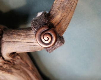 FELT RING circle of life, copper snail, gray felt ring, felt ring snail, gray felt, gray felt ring, nature ring, circle of life, spiral ring