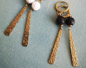 LAVA pendel ohrringe, auch  als clips, schwarz, weiße lava, messing  stäbchen, minimalistisch, gold pendel, edelstein kugel, boho, duftstein