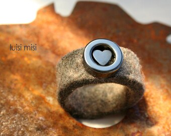 felt ring with hämatit heart on top, felt jewelry, felt ring with heart, felt ring for lovers, valentines day surprise, heart to give away