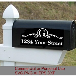 Peut inclure: Boîte aux lettres noire avec un autocollant en vinyle blanc représentant un motif de volute décoratif, la lettre "G" dans un cercle, le numéro "1234" et le texte "Your Street".