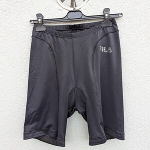 Puede incluir: Pantalones cortos de ciclismo negros hechos de tela lisa y el&aacute;stica con una zona de entrepierna acolchada para mayor comodidad. Los pantalones incluyen un logotipo de Fila impreso en tono plateado reflectante en el muslo izquierdo.