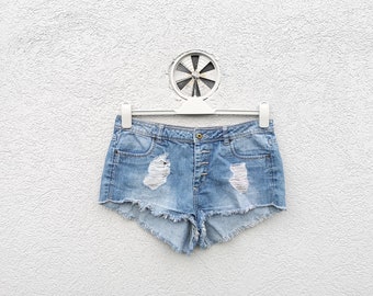 Short booty en denim effet vieilli taille L | Pantalon court bohème tendance femme déchiré et effiloché pour les festivals