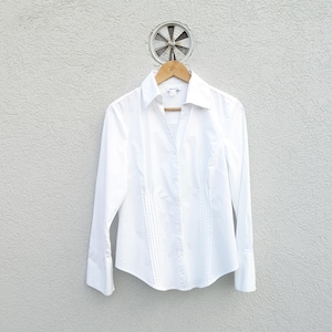 Vintage vit blus i bomullsblandning: Sommarskjorta med slitsad manschett