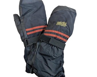 90年代のレトロなスキーグローブ、青と赤の色のヴィンテージウィンター
