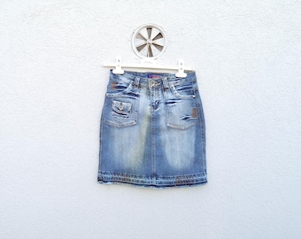 Minissaia cargo em jeans bordado Y2K – Azul com elastano, tamanho pequeno