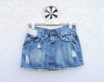 Minissaia jeans azul bordada: barra desfiada, tamanho 44 (médio)