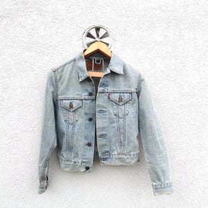 Faded Levi’s Denim Trucker Jacket – Women’s XS – Light Blue Distressed Jeans