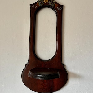 Vintage 1940s Colonial Revival Wood Wall Shelf – Hand Painted Floral Detail – Cottage Farmhouse Wall Decor – 20.5” Tall