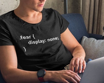 Koszulka dla dorosłych z napisem „Fear display: none” – idealna dla programistów stron internetowych, osób zajmujących się kodowaniem HTML/CSS, świetny prezent!