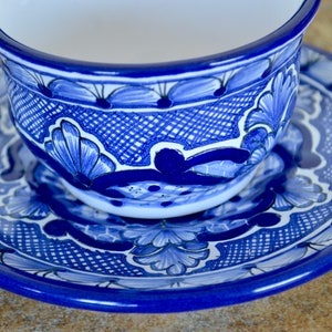 Tasse bleue et blanche originale avec l’assiette