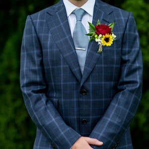 Zonnebloem boutonniere, roos boutonniere, zonnebloem en roos boutonniere, bloemen bruidegom, galabloemen, bruiloft bloemen, boutineer