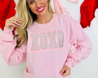 XOXO Applique Light Pink Sweatshirt, Valentine Sweatshirt, Trending Sweatshirt, Valentine's Day, Valentines, Love, February 14th
