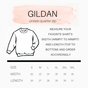 Peut inclure: Illustration d'un sweat-shirt unisexe Gildan quarter zip blanc. L'image comprend des mesures de taille pour la largeur et la longueur en centim&egrave;tres, allant de S &agrave; 3XL. Des instructions conseillent de mesurer un v&ecirc;tement pr&eacute;f&eacute;r&eacute; pour un dimensionnement pr&eacute;cis.