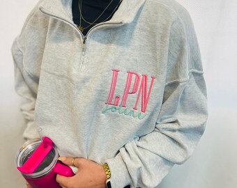 Pull blanc avec demi-fermeture éclair LPN brodé sur mesure, fil rose, collection infirmière, sweat-shirt brodé infirmière, esthétique neutre, ambiance bohème