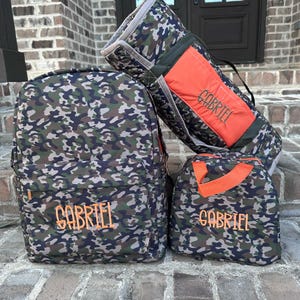 Jane Marie, sac à dos camouflage One with the Woods, cartable personnalisé, cartable, prénom brodé, sac à langer, cartable préscolaire, best-seller
