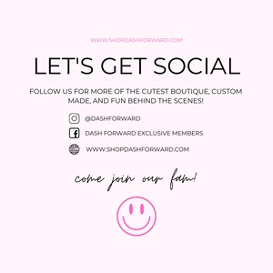 Peut inclure: Graphique rose clair avec le texte "LET'S GET SOCIAL" en noir. L'image comprend des ic&ocirc;nes de m&eacute;dias sociaux pour Instagram et Facebook, ainsi que l'adresse du site Web. La phrase "come join our fam!" est &eacute;crite en cursive, et un visage souriant est en bas.