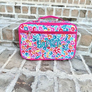 Boîte à lunch léopard rose Jane Marie - cartable personnalisé, cartable, prénom brodé, sac à langer, ferme, cartable préscolaire, sac pour fille