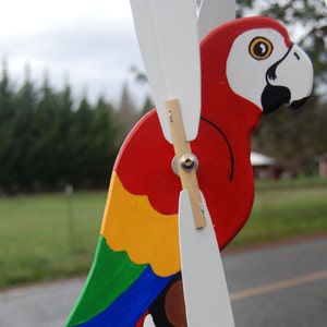 Scarlet Macaw Whirligig - uniek ontworpen om op je meest geliefde vogels en andere beestjes te lijken.