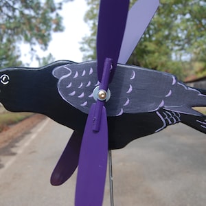Raven (Common) Whirligig - spécialement conçu pour ressembler à vos oiseaux et autres créatures les plus aimés.