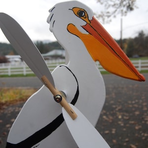 Tourbillon pélican blanc - conçu uniquement pour ressembler à vos oiseaux et autres créatures préférés.