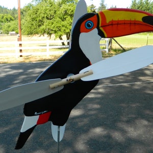 Tourbillon toucan (toco) - conçu uniquement pour ressembler à vos oiseaux et autres créatures préférés.