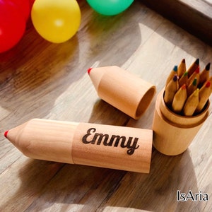 Holz-Stifte Box, inkl. Buntstifte/Einschulung/Geschenk Kindergartenkind/Schulkind 2024, Holz Stift, personalisiert, Schultüten-Füllung