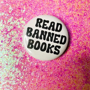 Przypinka „Przeczytaj zakazane książki” 2 cale