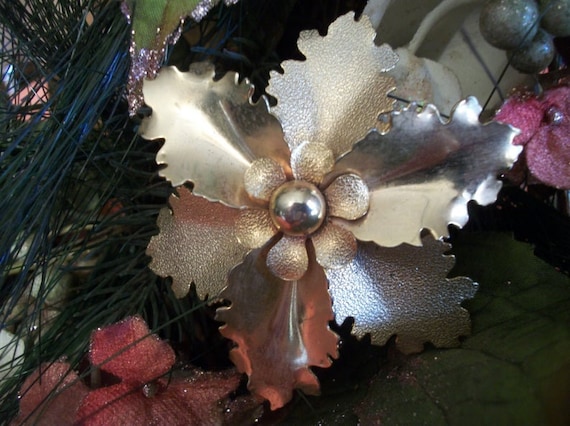Flower Brooch Vintage 1950s Gold Metal Fashion Coa
