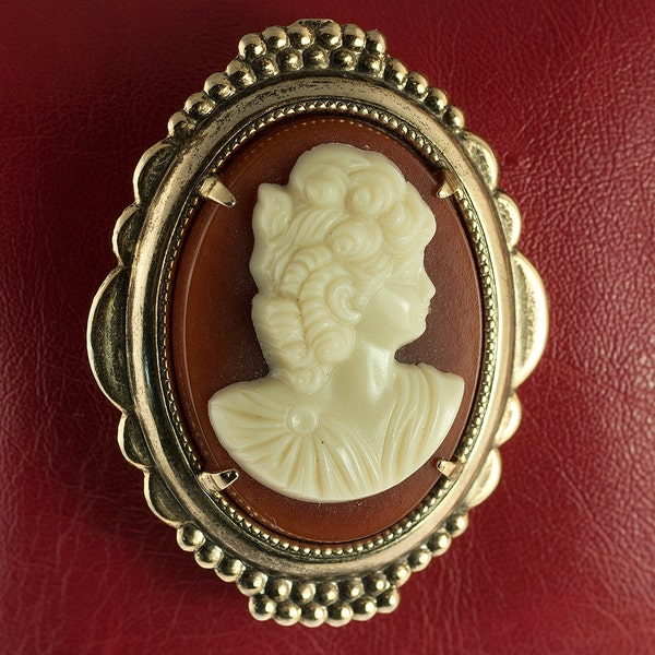 Vintage Costume Cameo Brooch