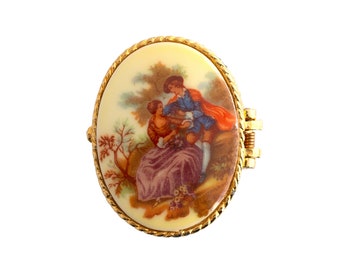 Porcelain Style Coquette Couple Pillbox