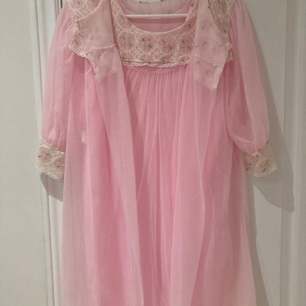 Vintage light pink 1960s chiffon and lace nightgown and matching glamour robe peignoir set made in Canada boudoir lingerie