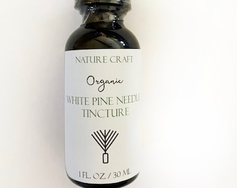 Może przedstawiać: Szklana butelka z kroplomierzem, z etykietą "NATURE CRAFT Organic WHITE PINE NEEDLE TINCTURE" ze stylizowanym logo sosny i "1 FL. OZ/30 ML".