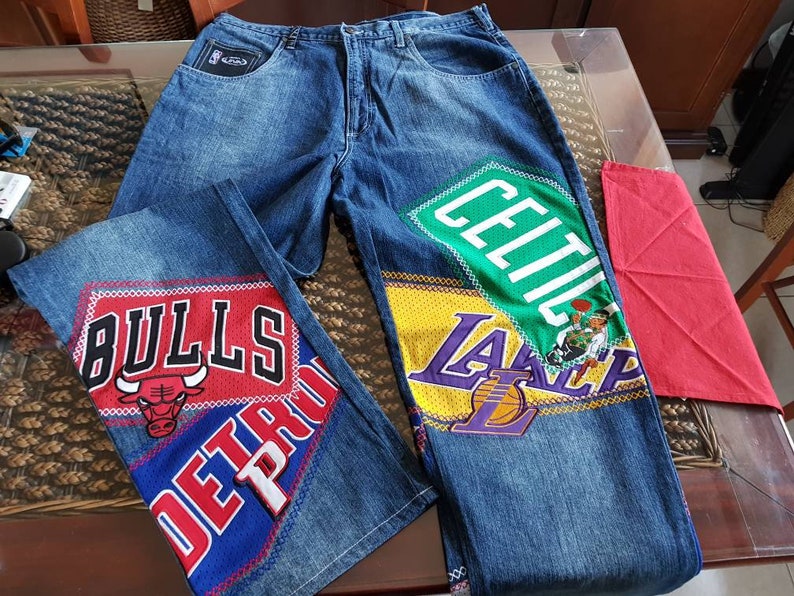 New jeans league. Джинсы NBA unk. Винтажные джинсы. Штаны NBA джинсы. Винтажные джинсы Озон.