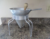 Wear Ever Strainer Drainer Colander Aluminum Wood Pestle Removable Stand Home and Living Kitchen Dining Strainers h57