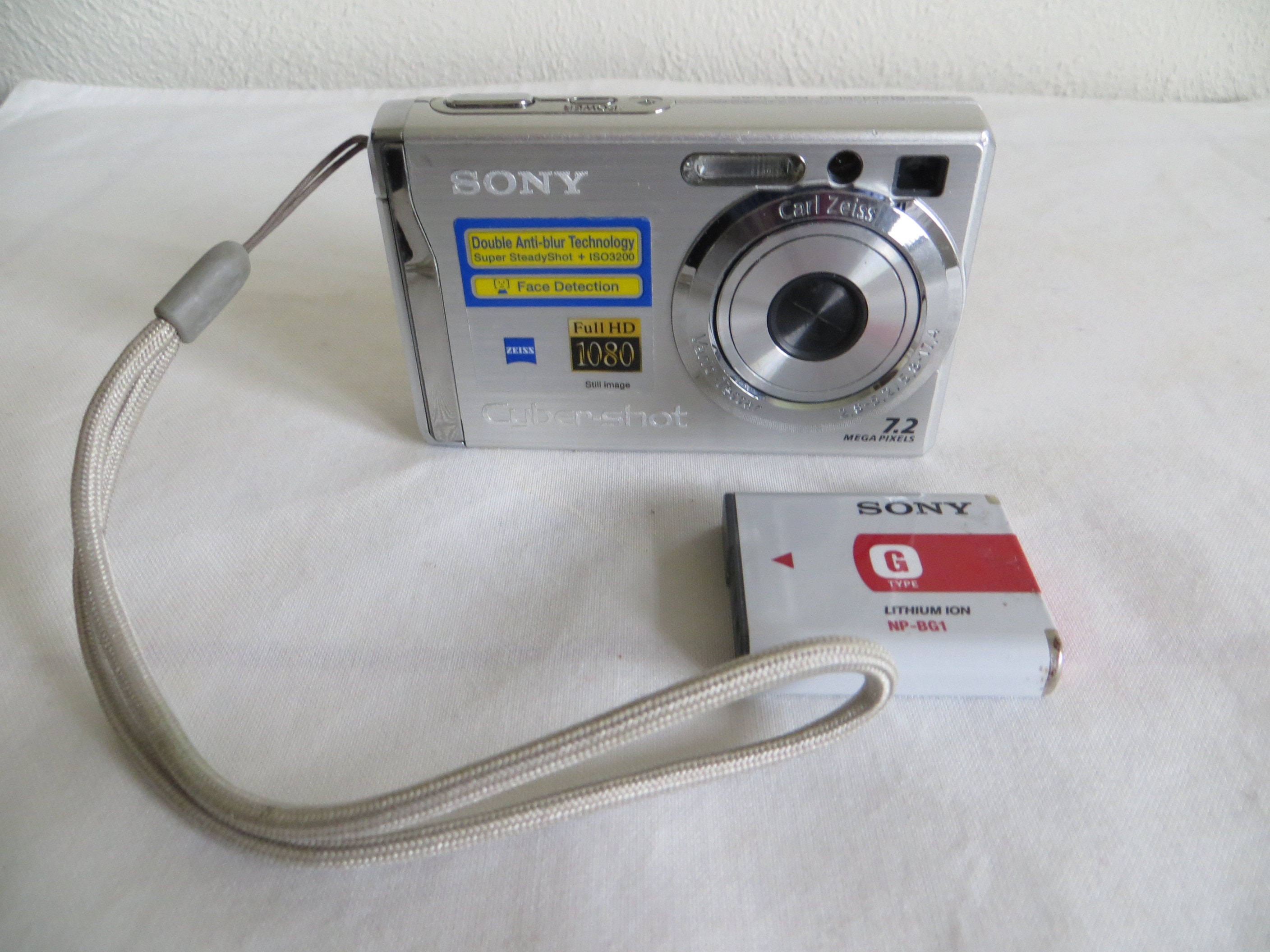 Sony Cyber Shot Camera 7.2 Mega Pixels DSC W80 Working image