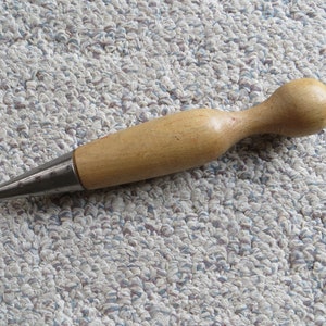 Vintage Wood Handle Garden Bulb Planter Metal Tip Heavy Duty Gardening Tools  i537