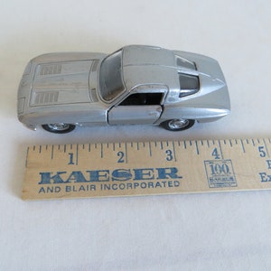 Maisto &#39;63 Chevy Corvette Car Diecast Toy 1 to 38 scale Toys and Games Vehicle Friction Push and Go h26