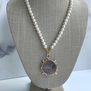 Pferd Anhänger mit Perlen, Perlenkette mit Pferd, Reiter Münzkette