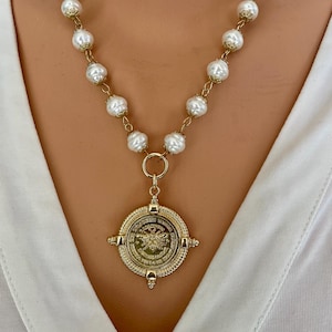 Gouden hangerketting met Franse bij, Tsjechische parels