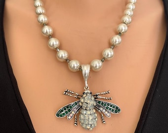 Collar de abeja pavé, perlas de concha y cristales iridiscentes