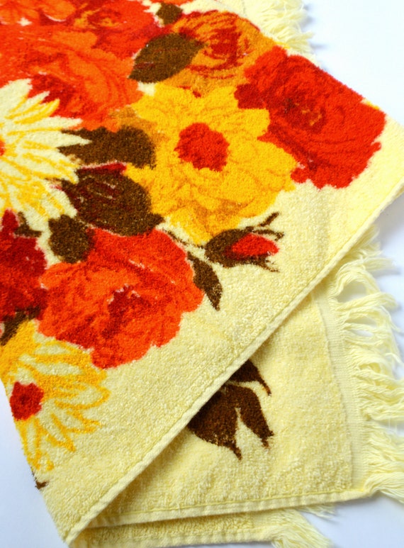 NOUVELLE serviette de bain Floral Vintage. Bord de frange. Marque ... NOUVELLE serviette de bain Floral Vintage. Bord de frange. Marque ...