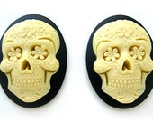 2 Gothic Day of the Dead Ivory color Sugar Skull Flowers Black Día de los Muertos Emo Wiccan 40mm x 30mm Resin CAMEOS Calaveras de Azúcar