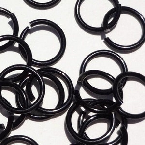 50 anillas de salto negras metálicas brillantes de acero inoxidable de 8 mm, estilo gótico, calibre 16, conectores para colgantes, ideales para la fabricación de bisutería.
