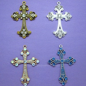 4 ANT. Cruz religiosa cristiana grande en tono plateado y dorado con colgantes de cristales Lote A 3 x 2 pulgadas para bisutería, collares, rosarios