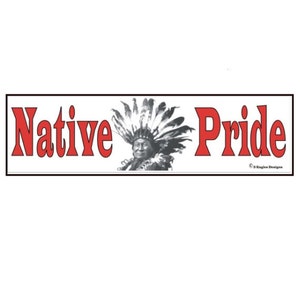 Könnte beinhalten: Roter und weißer Autoaufkleber mit dem Text "Native Pride" und einem Schwarzweißbild eines Indianers mit Federkopfschmuck.