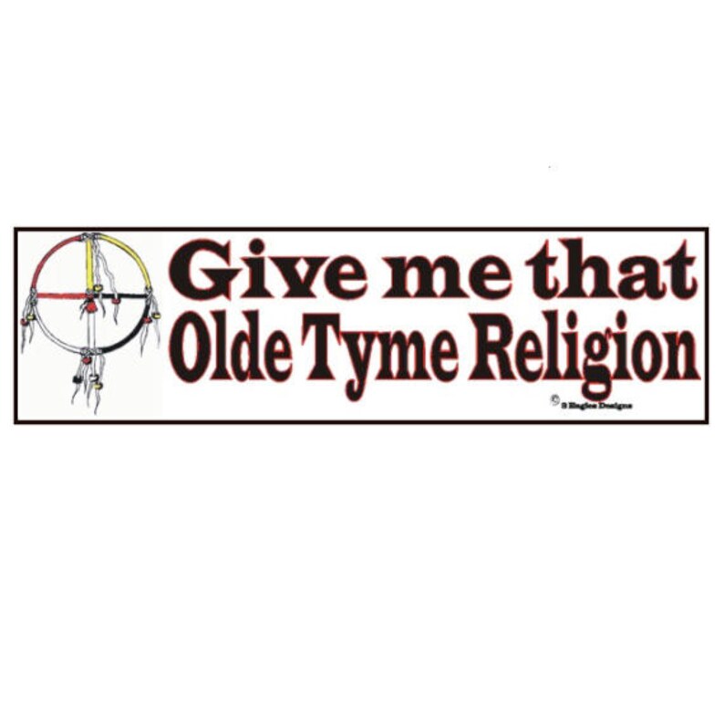 Op de afbeelding: Een witte bumper sticker met een zwarte en rode rand. De sticker heeft een kleurrijk symbool van een Indiaans medicijnwiel en de tekst "Give me that Olde Tyme Religion".