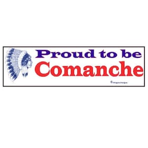 Puede incluir: Una pegatina para parachoques blanca con una ilustración azul y blanca de un tocado de nativo americano y el texto "Proud to be Comanche" en azul y rojo.